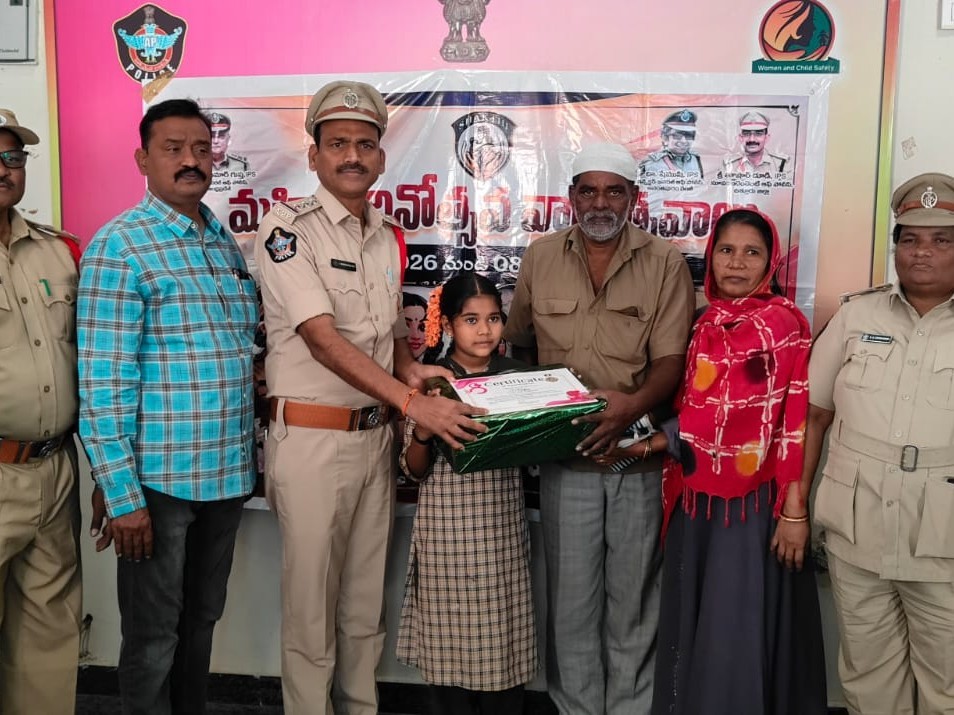 పెయింటింగ్ పోటీల్లో విజేతలైన విద్యార్థులకు బహుమతులు