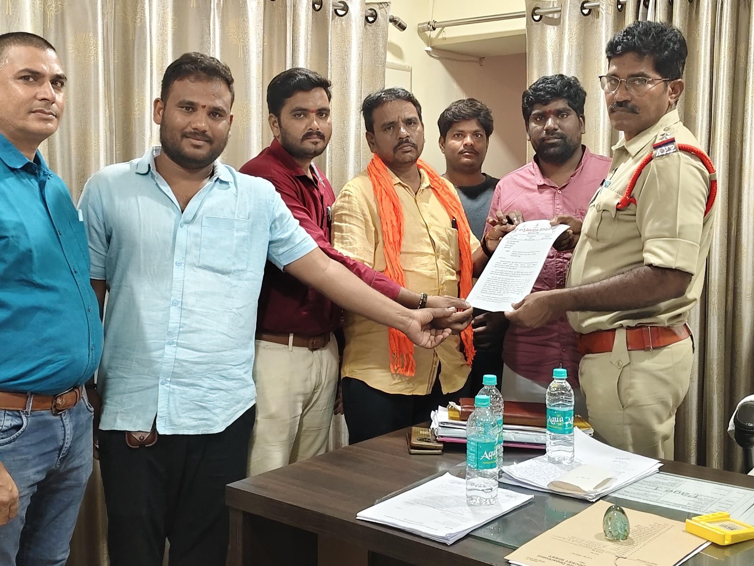 విశ్వహిందూ పరిషత్ కార్యాలయంలో ఆకతాయిల అలజడి