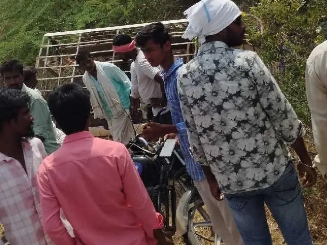 బొలెరో బోల్తా.. ఆరుగురికి గాయాలు