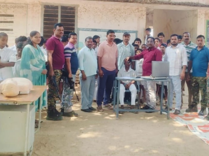 గిరిజన పాఠశాలలో ఉచిత నేత్ర శిబిరం