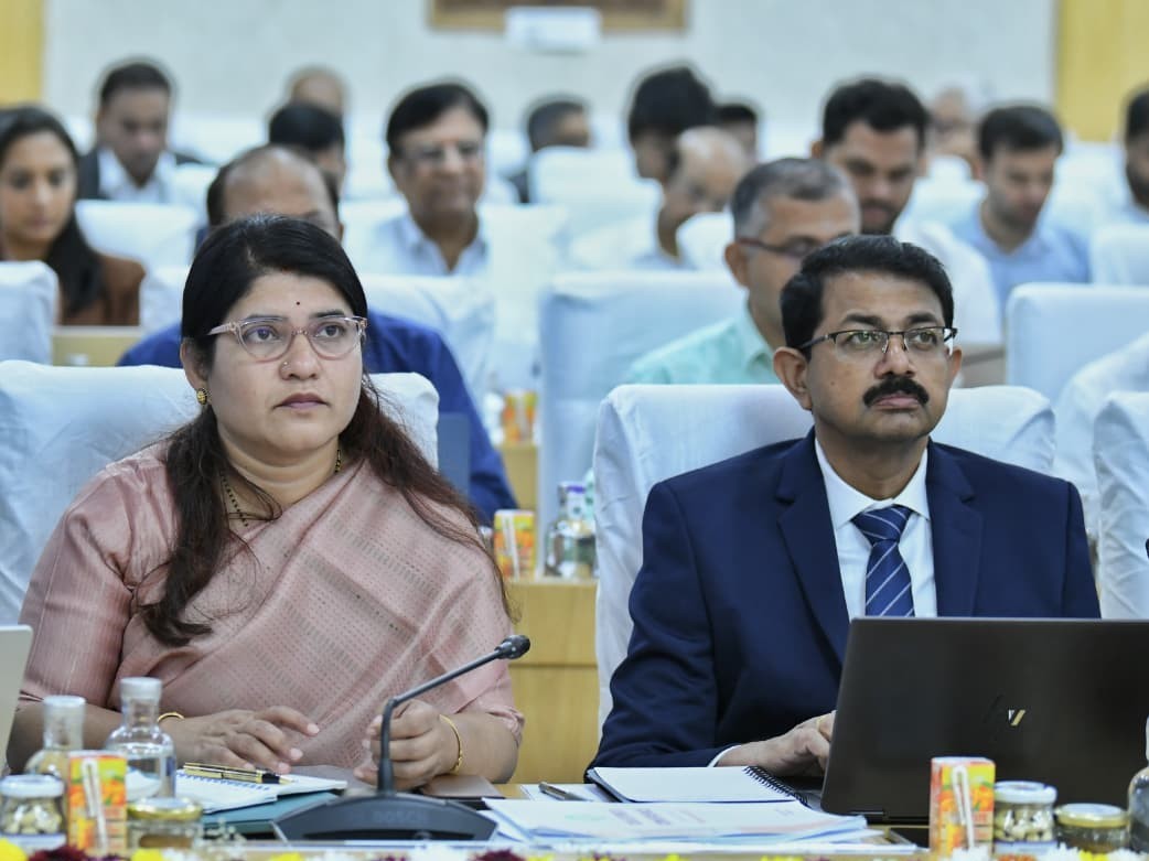 సీఎం సమీక్షకు హాజరైన కలెక్టర్