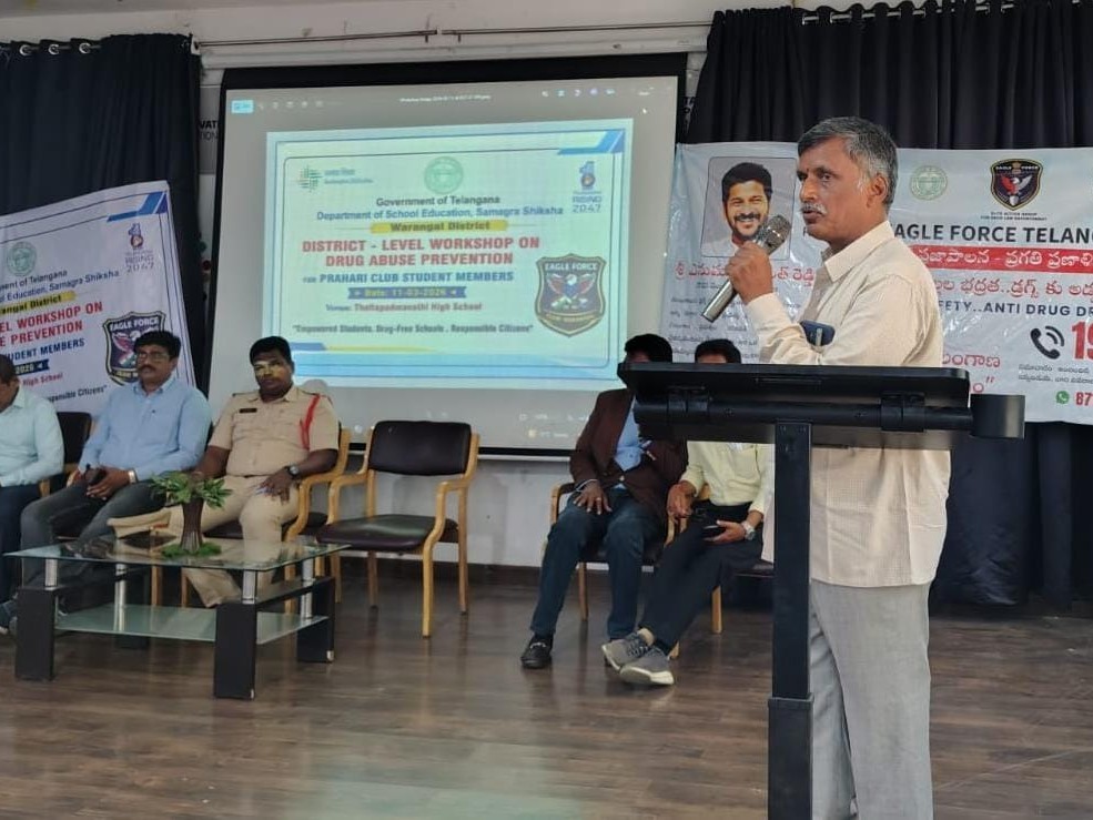 విద్యార్థులు డ్రగ్స్‌కు దూరంగా ఉండాలి: డీఈఓ