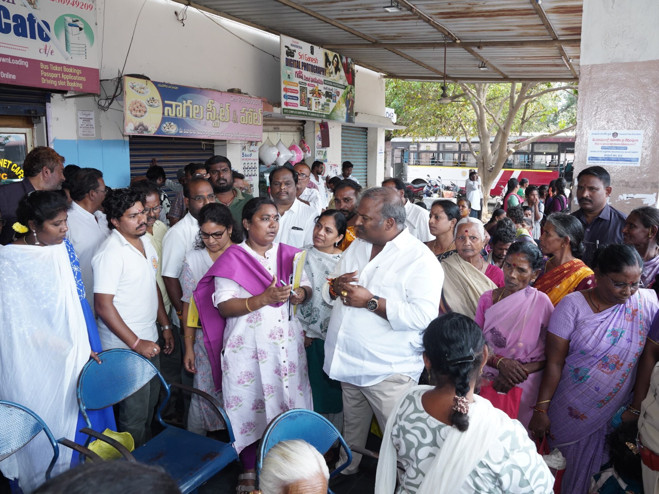 ఆర్టీసీ బస్టాండ్‌ను తనిఖీ చేసిన ఎమ్మెల్యే