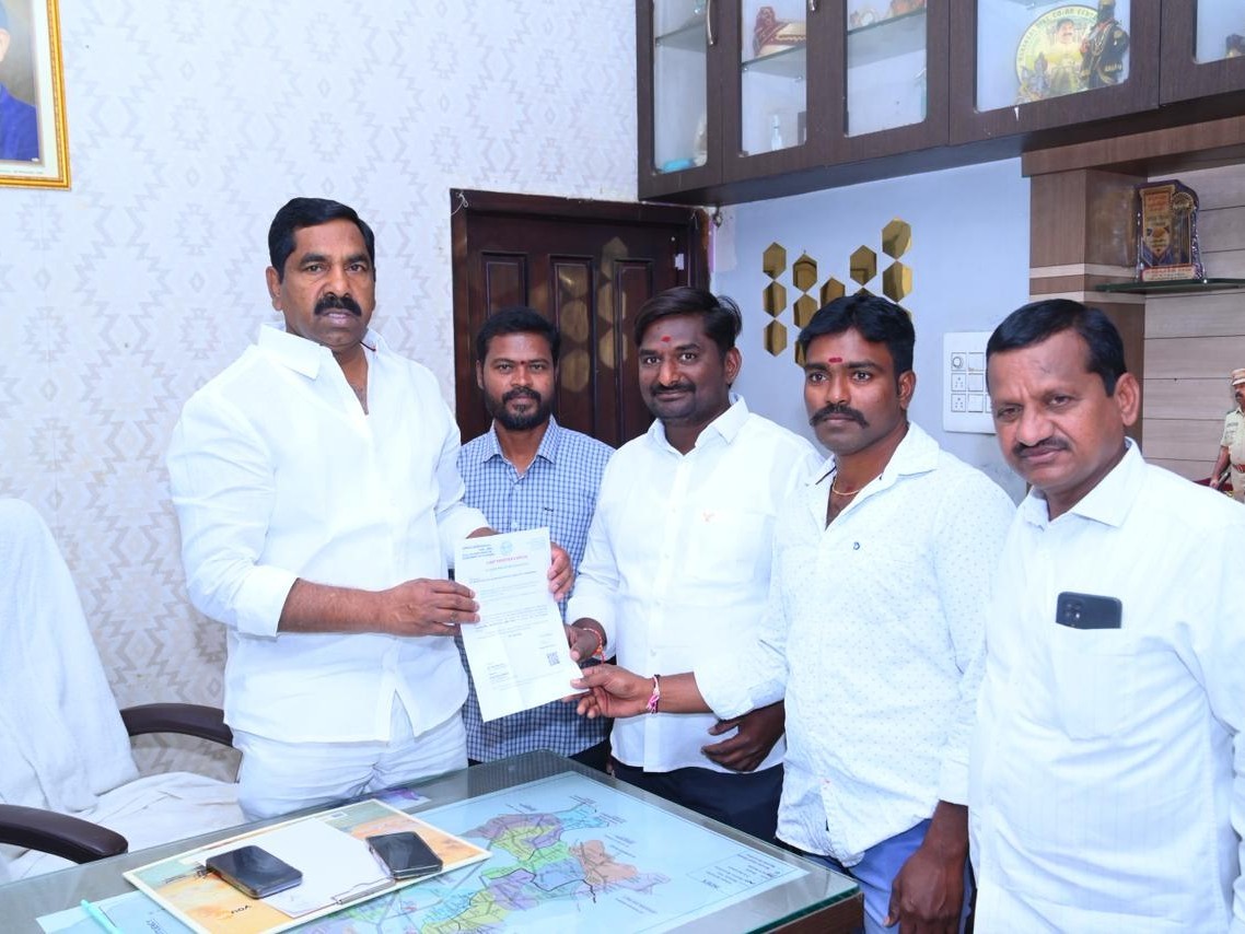 సీఎం సహాయ నిధి ఎల్ఓసీ కాపీని అందజేసిన ఎమ్మెల్యే