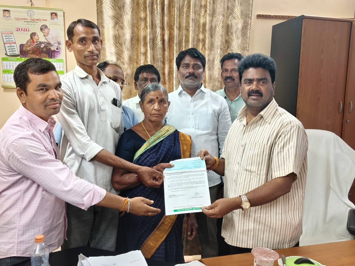 బాధిత కుటుంబాలకు ఎక్స్‌‌గ్రేషియా అందజేత