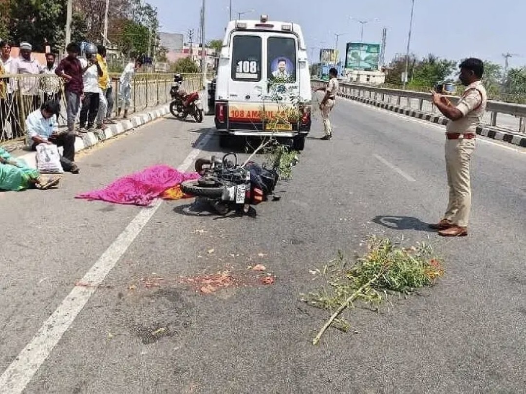బైక్‌ను ఢీ కొట్టిన లారీ.. ఒకరు మృతి