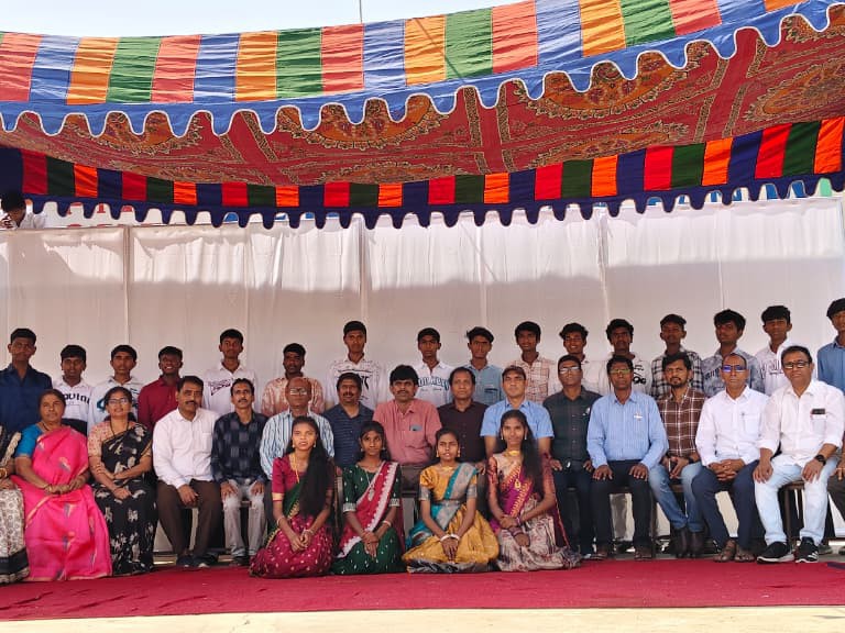 విద్యార్థులకు ఘనంగా వీడ్కోలు కార్యక్రమం