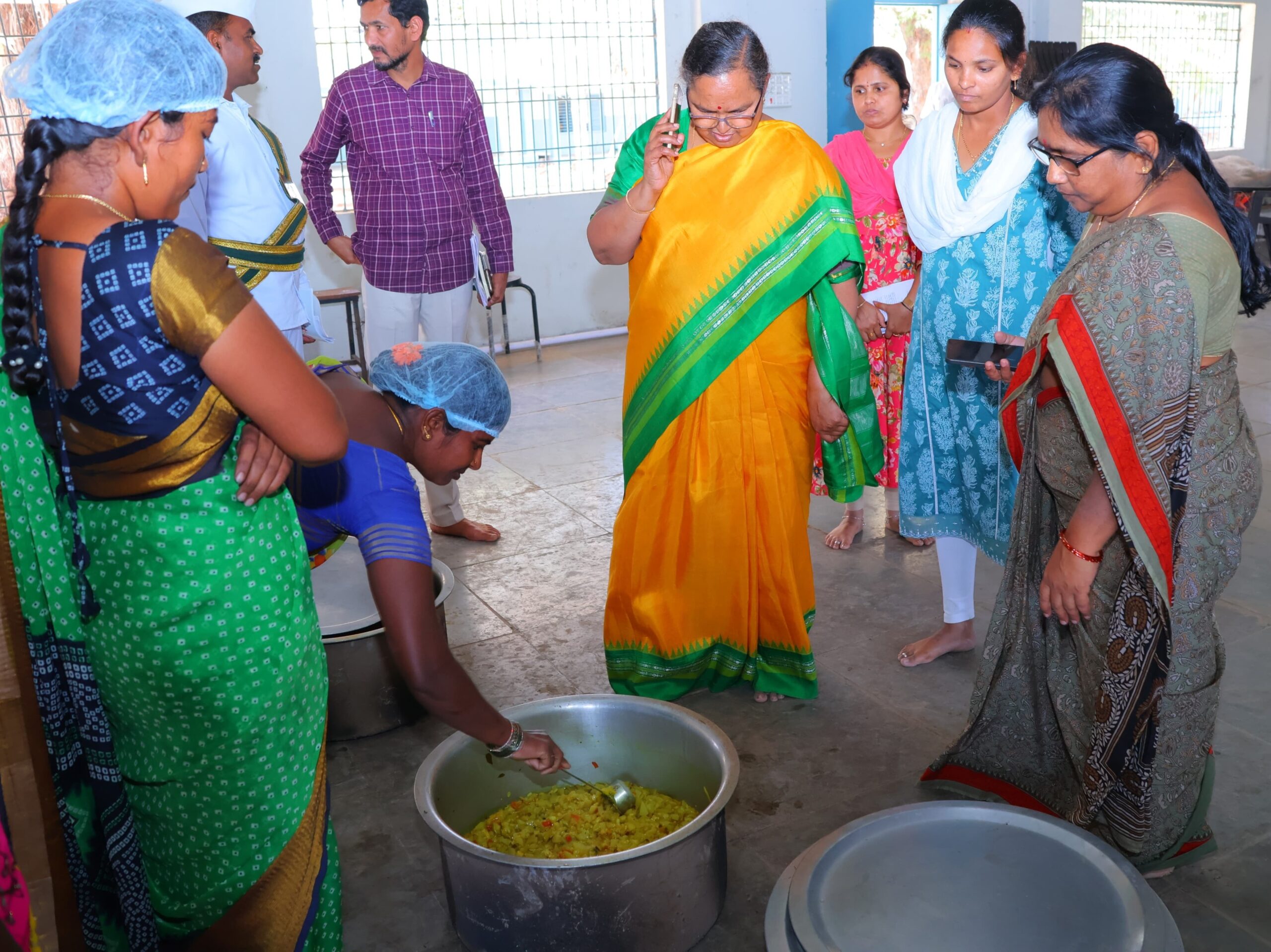 పాఠశాలలను ఆకస్మిక తనిఖీ చేసిన కలెక్టర్