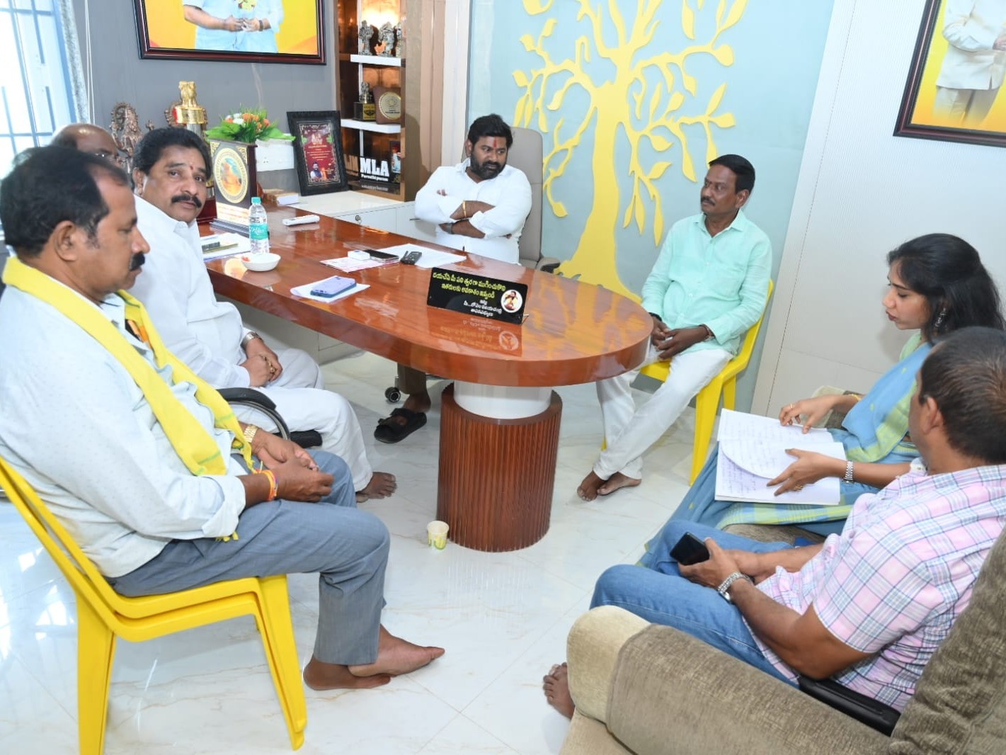 ఇంఛార్జ్‌లతో సమీక్ష నిర్వహించిన ఎమ్మెల్యే