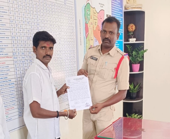 ‘అపరిచిత వ్యక్తులు సంచరిస్తే సమాచారం ఇవ్వండి’