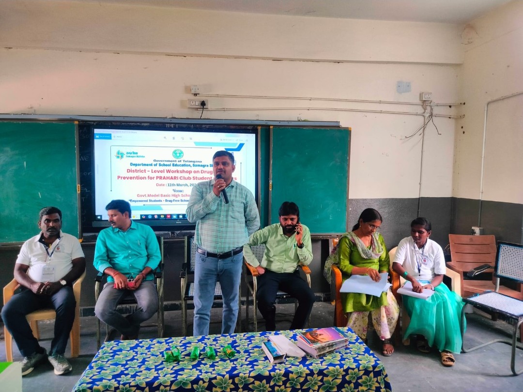 మాదకద్రవ్యాలను సమాజం నుంచి తరిమికొట్టాలి: డీఈవో