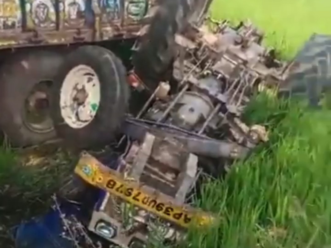 ట్రాక్టర్ బోల్తా..ఒకరు మృతి