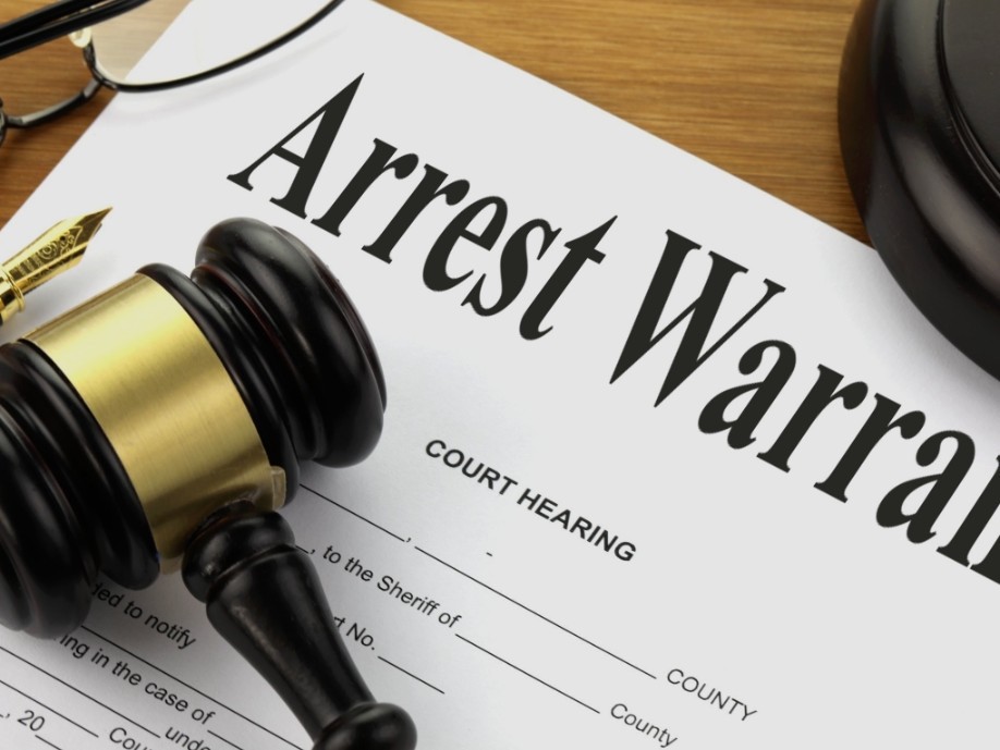 తహసీల్దార్‌కు అరెస్టు వారెంట్..!