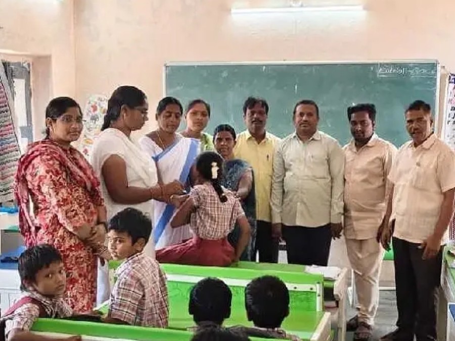 ప్రభుత్వ పాఠశాల విద్యార్థులకు టీకాలు