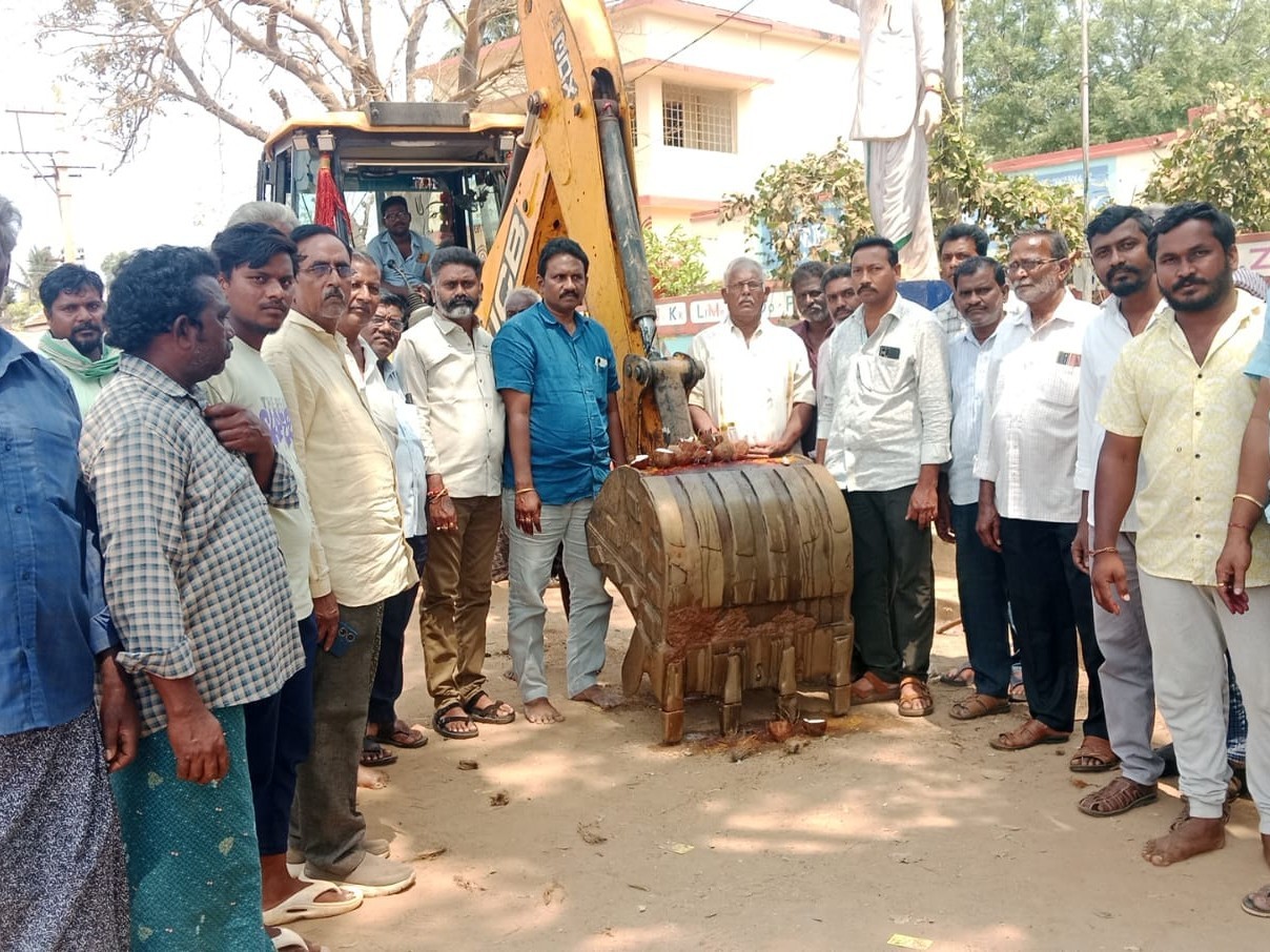 రోడ్డు నిర్మాణ పనులు ప్రారంభం