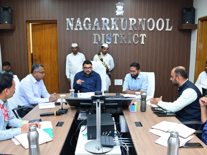 ఇందిరమ్మ ఇళ్లను త్వరగా పూర్తి చేయండి: కలెక్టర్