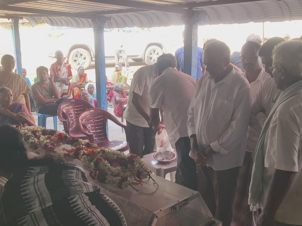 మాజీ సర్పంచ్‌కి మాతృవియోగం.. మాజీ ఎమ్మెల్యే నివాళి