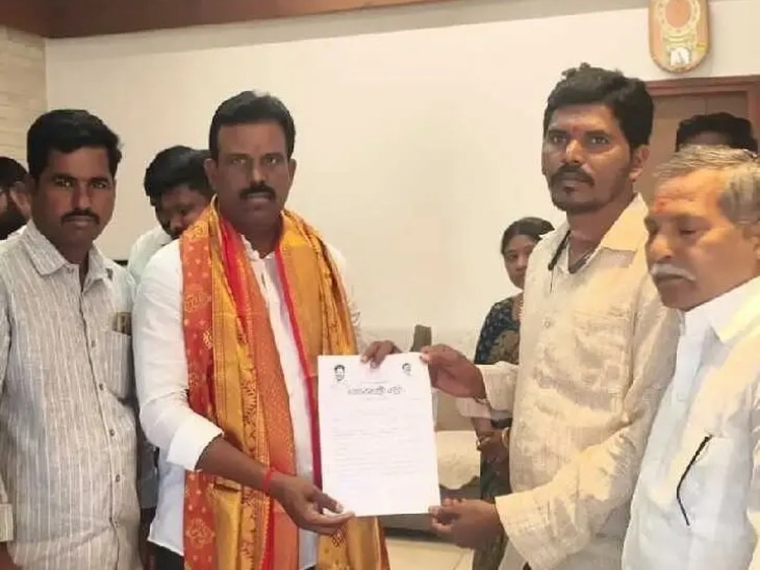 ఇందిరమ్మ ఇంటి మంజూరు పత్రం అందజేత