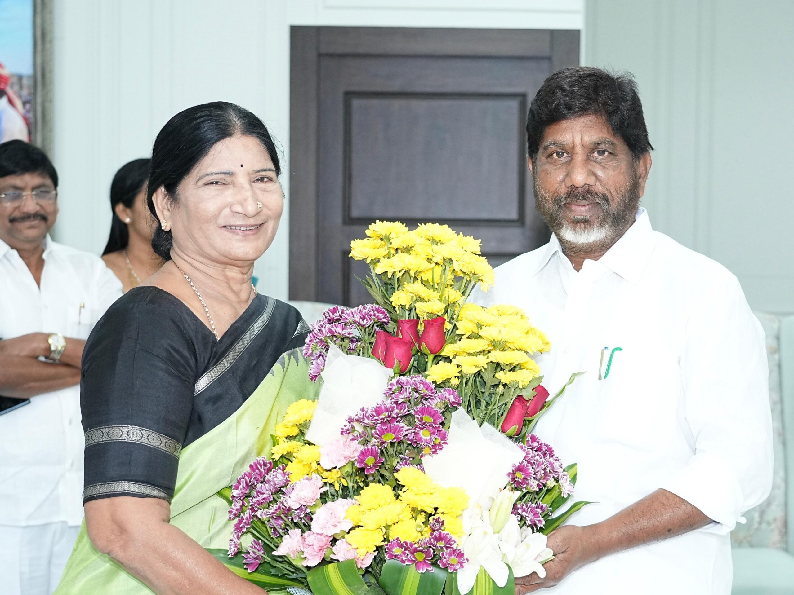 డిప్యూటీ సీఎం భట్టి విక్రమార్కను కలిసిన ఎర్రబెల్లి స్వర్ణ