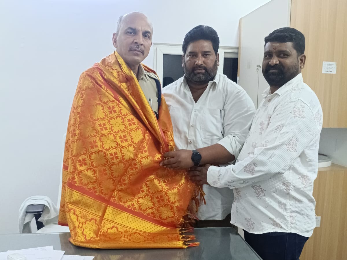 ఉప్పల్ ఏసీపీ వెంకట్ రెడ్డిని కలిసిన జర్నలిస్ట్