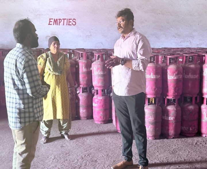 పెనుకొండలో గ్యాస్ గోడౌన్‌ను పరిశీలించిన డీఎస్‌వో