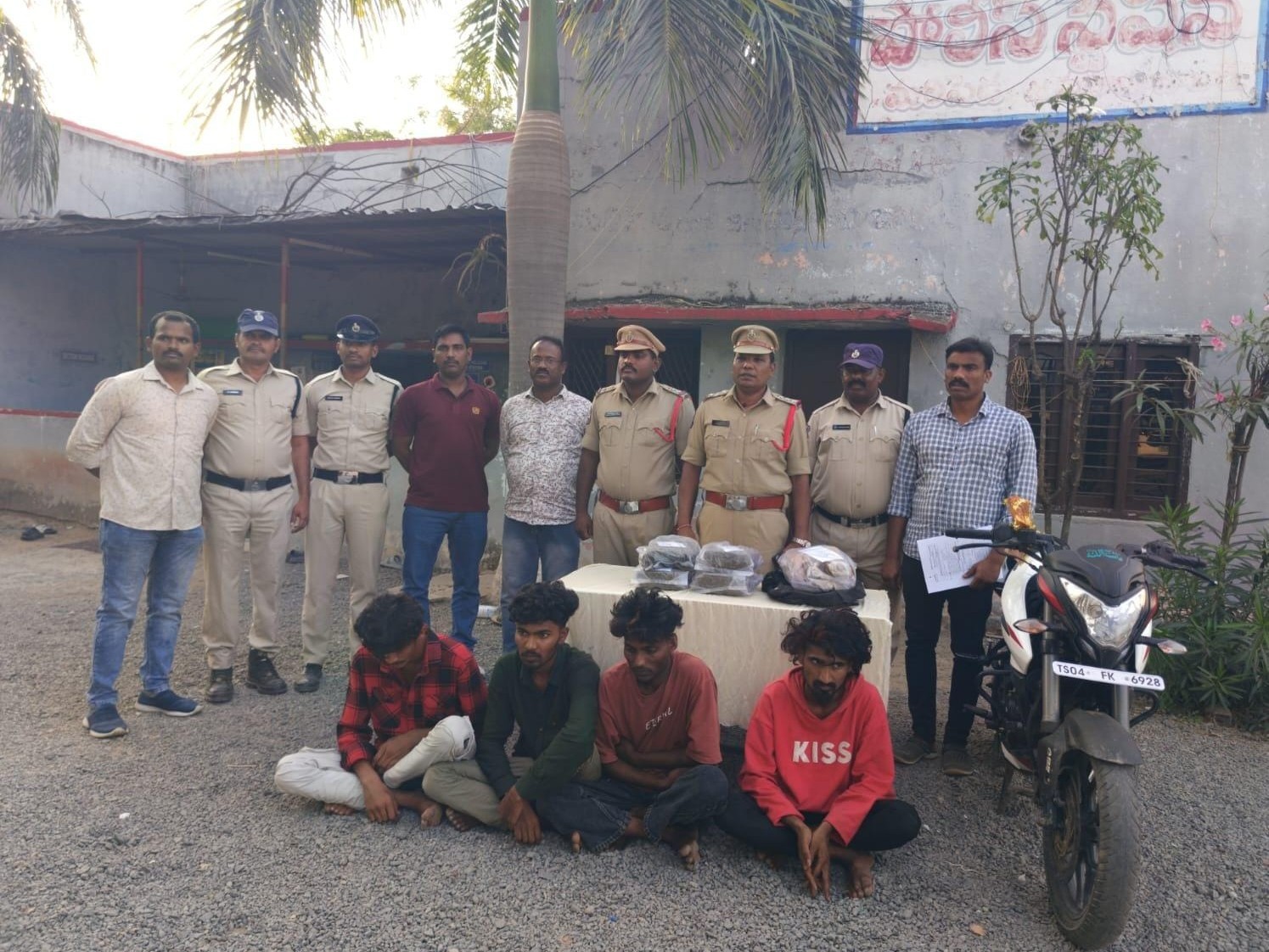 అక్రమంగా గంజాయి తరలిస్తున్న ఐదుగురు అరెస్ట్