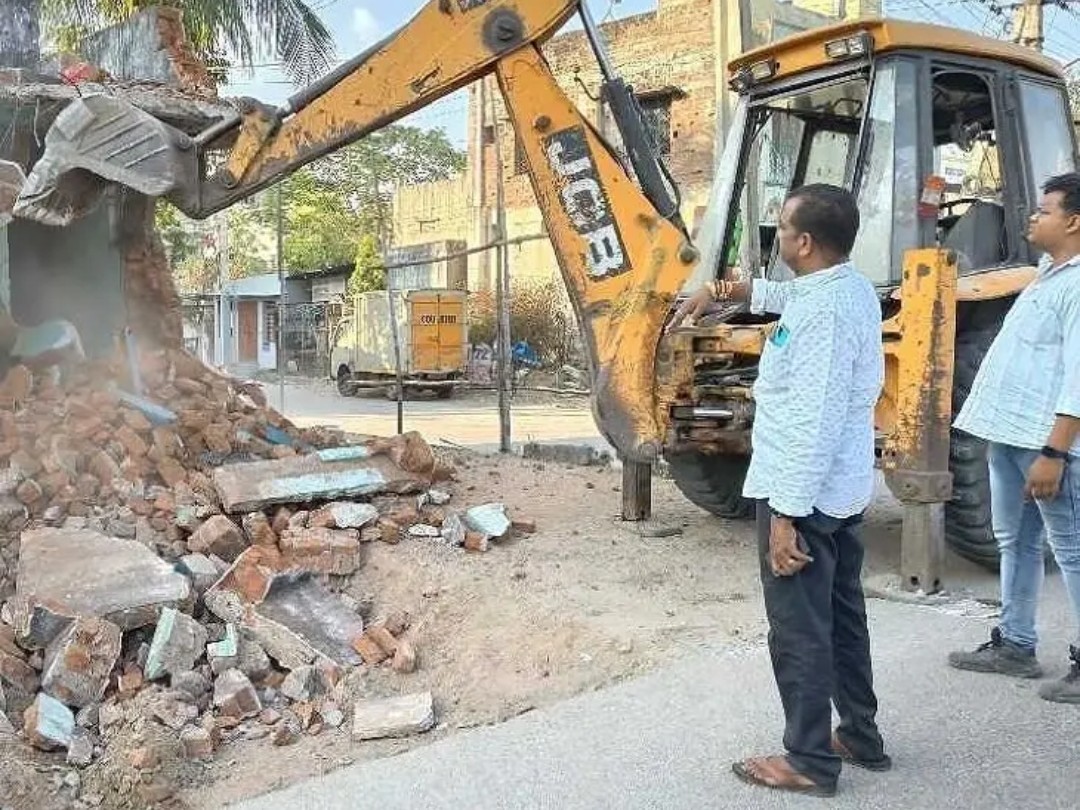 శరవేగంగా రోడ్డు విస్తరణ పనులు