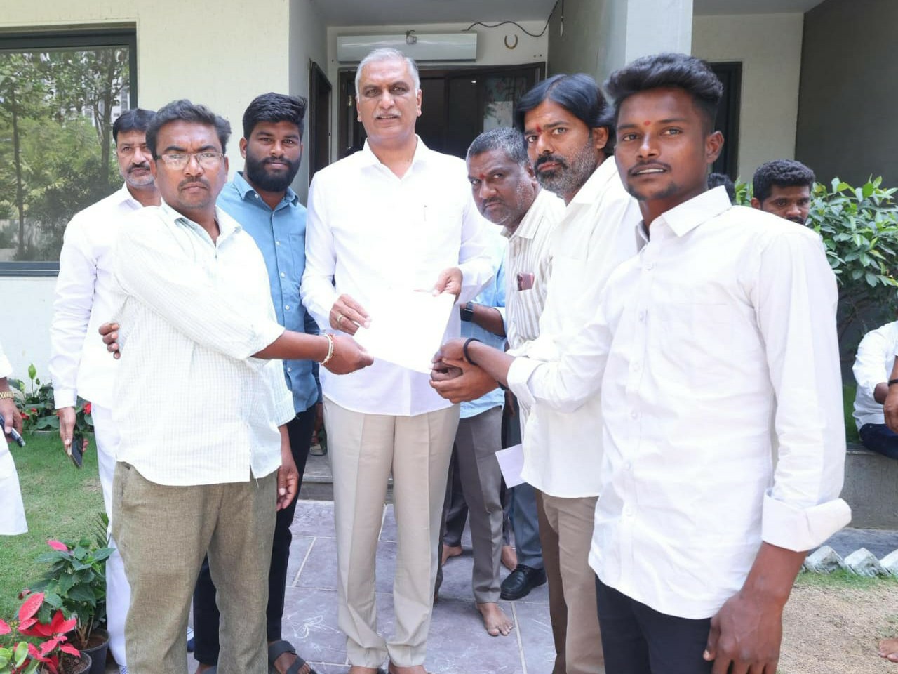 LOC చెక్ అందజేసిన మాజీ మంత్రి