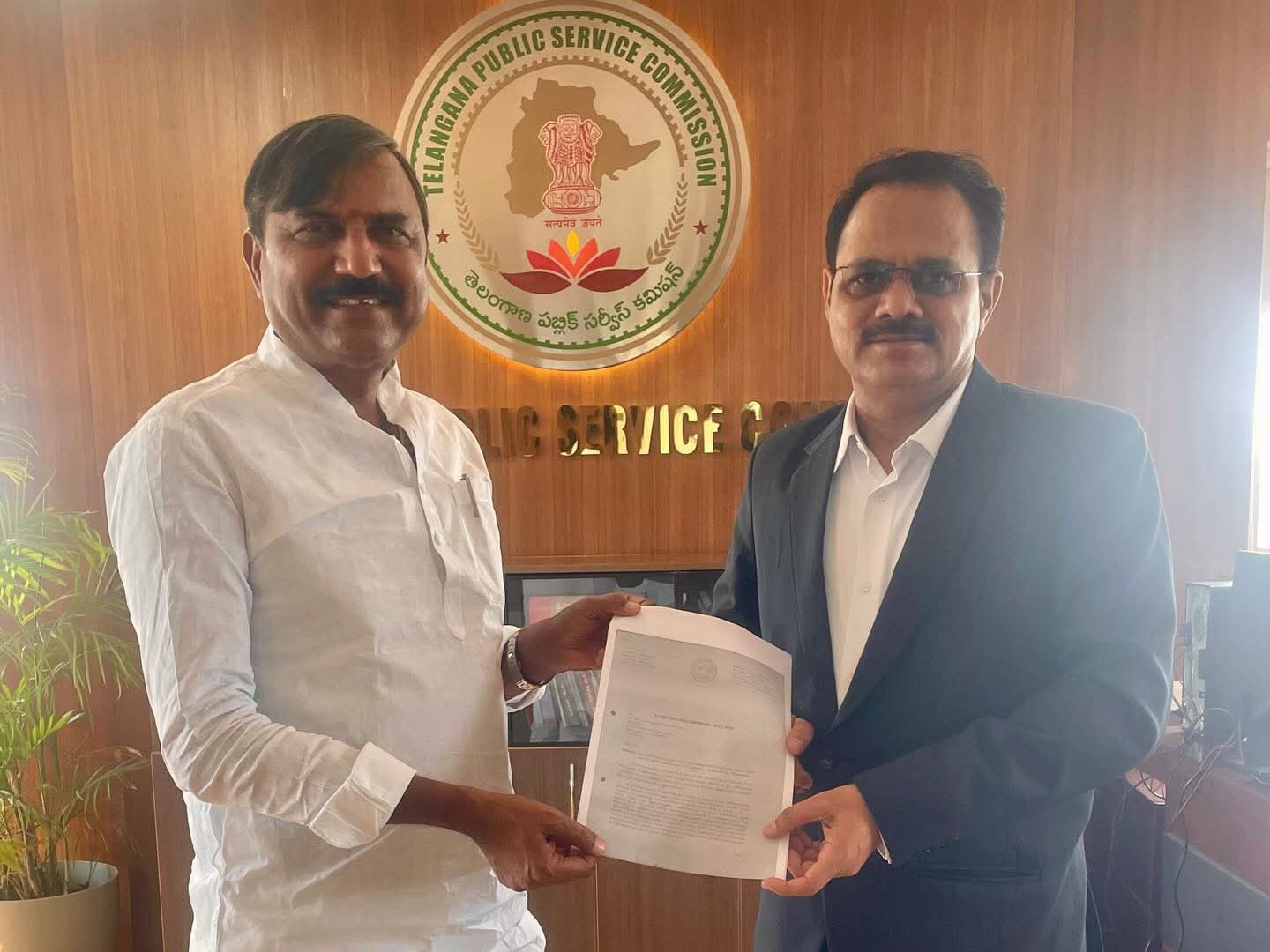 2లక్షల ఉద్యోగాలు భర్తీ చెప్పటాలి: ఎమ్మెల్సీ