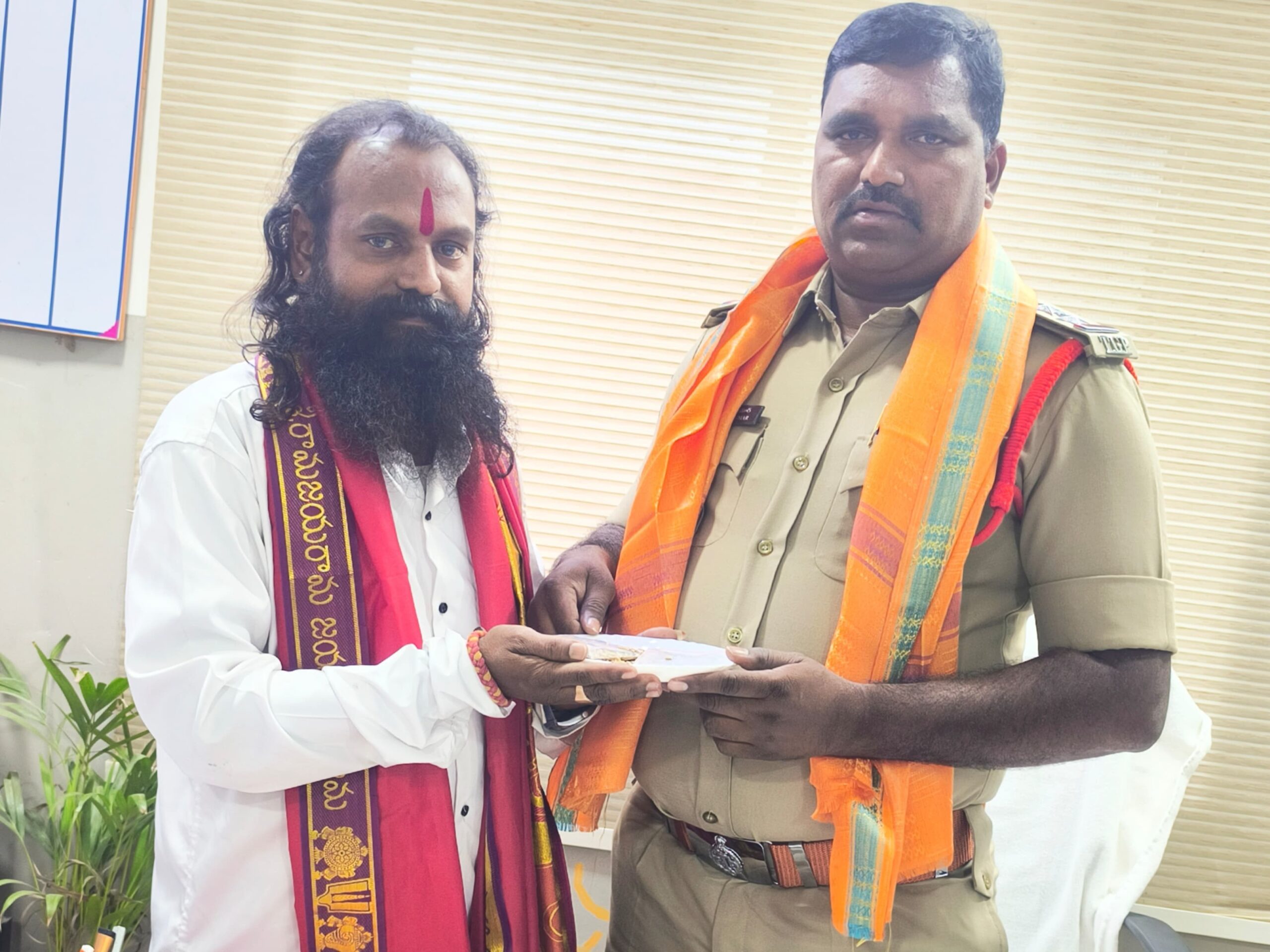 గోటి తలంబ్రాలు అందజేసిన సీఐ