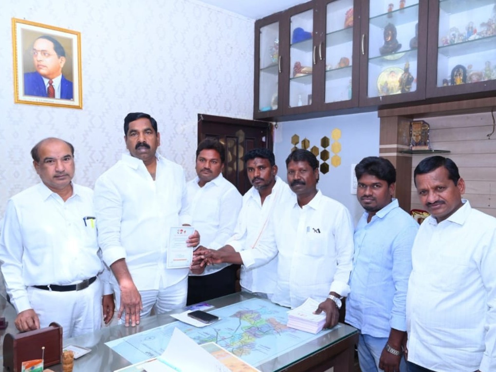 ఎమ్మెల్యేకు ఆహ్వాన పత్రిక అందజేత