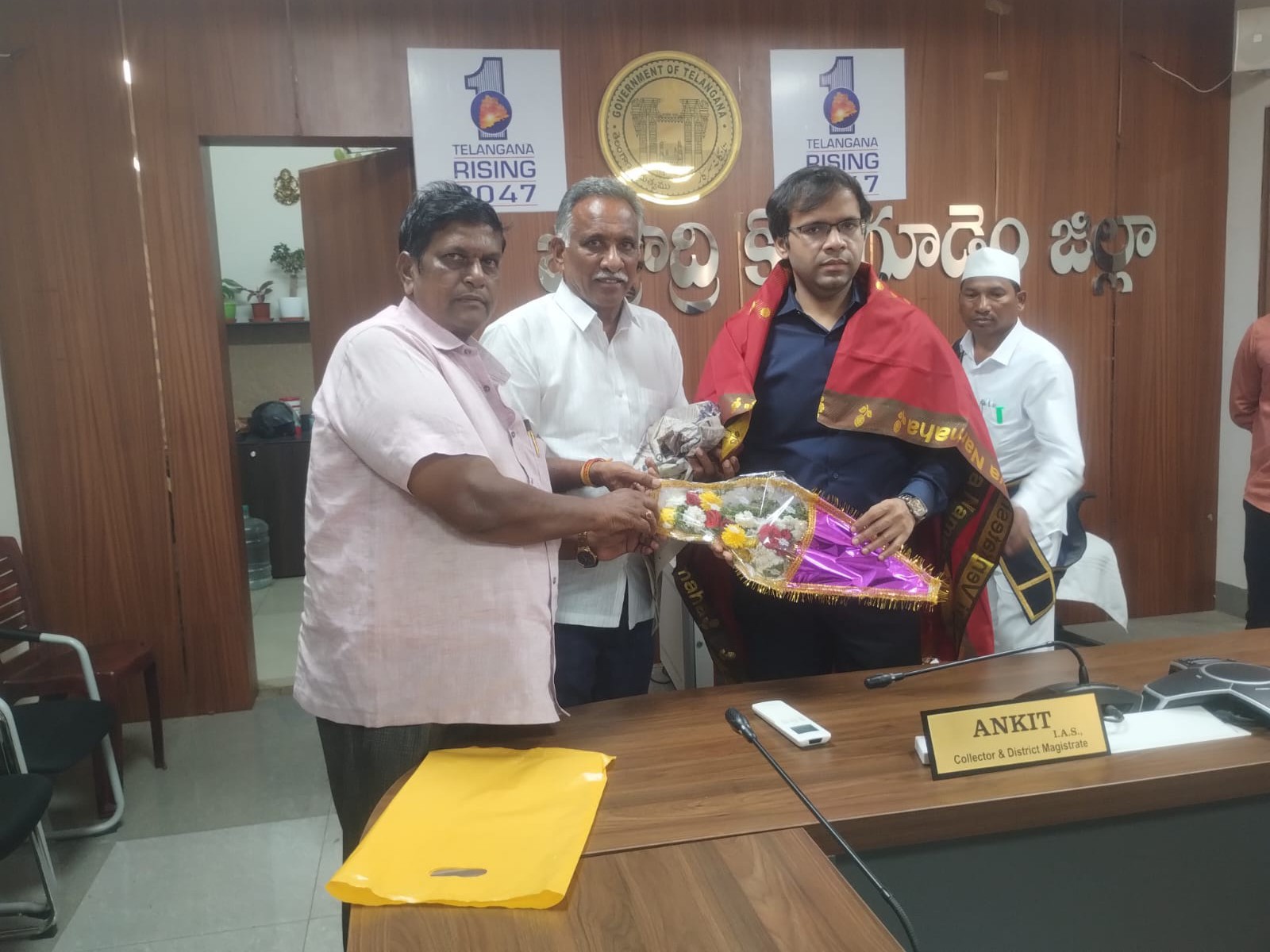 కలెక్టర్‌ను కలిసిన రేషన్ డీలర్ల సంఘం అధ్యక్షుడు