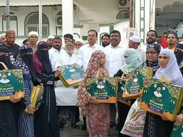 రంజాన్ తోఫాలు పంచిన ఎమ్మెల్యే