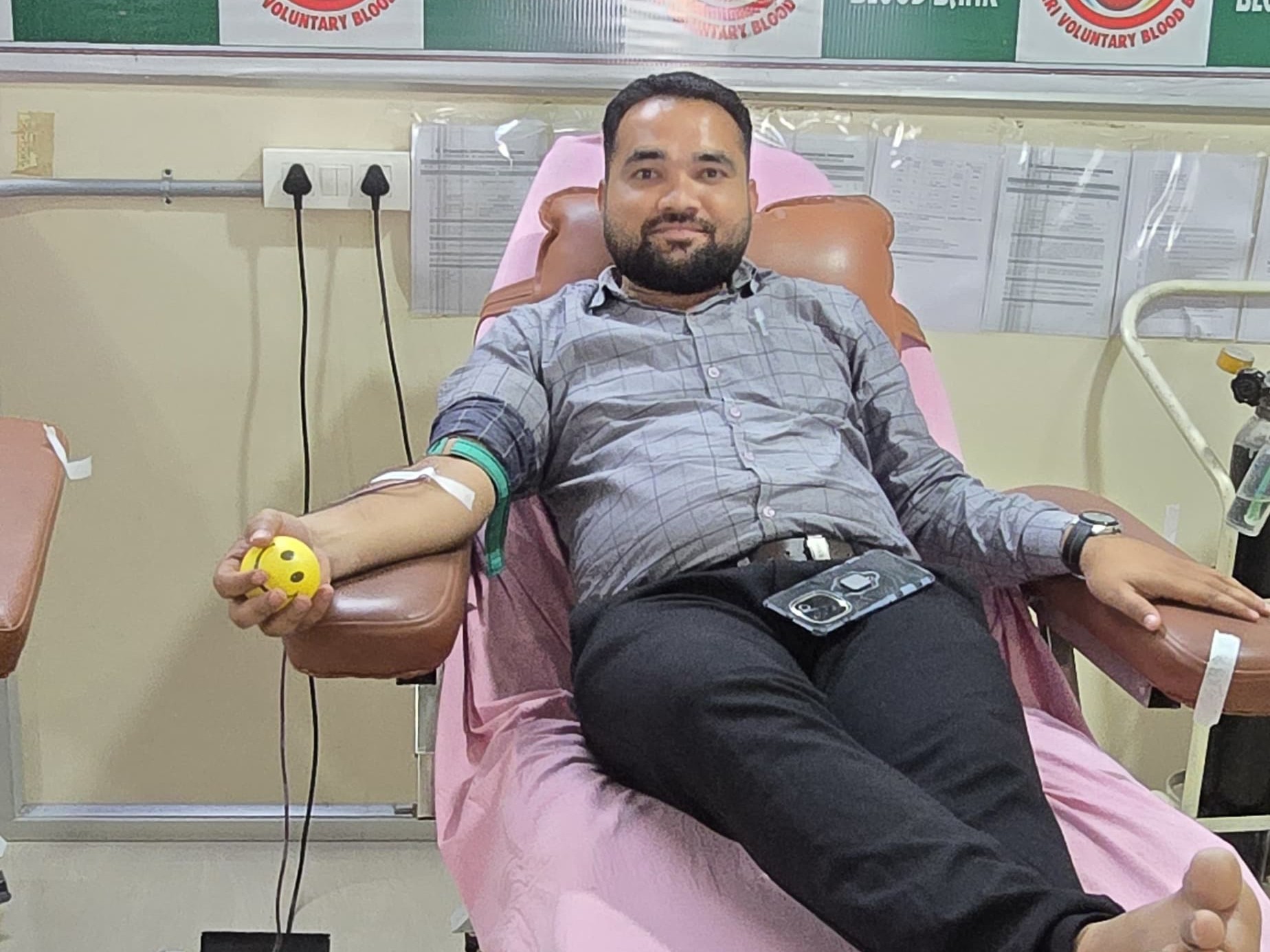 రక్తదానం చేసి మానవత్వం చాటిన ప్రభుత్వ ఉద్యోగి