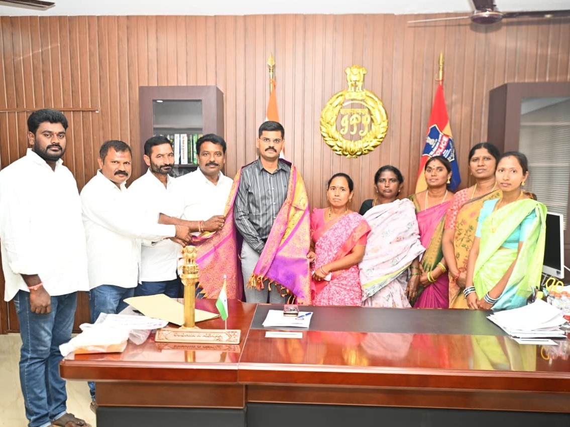 జిల్లా ఎస్పీని సన్మానించిన మున్సిపల్ కౌన్సిలర్లు