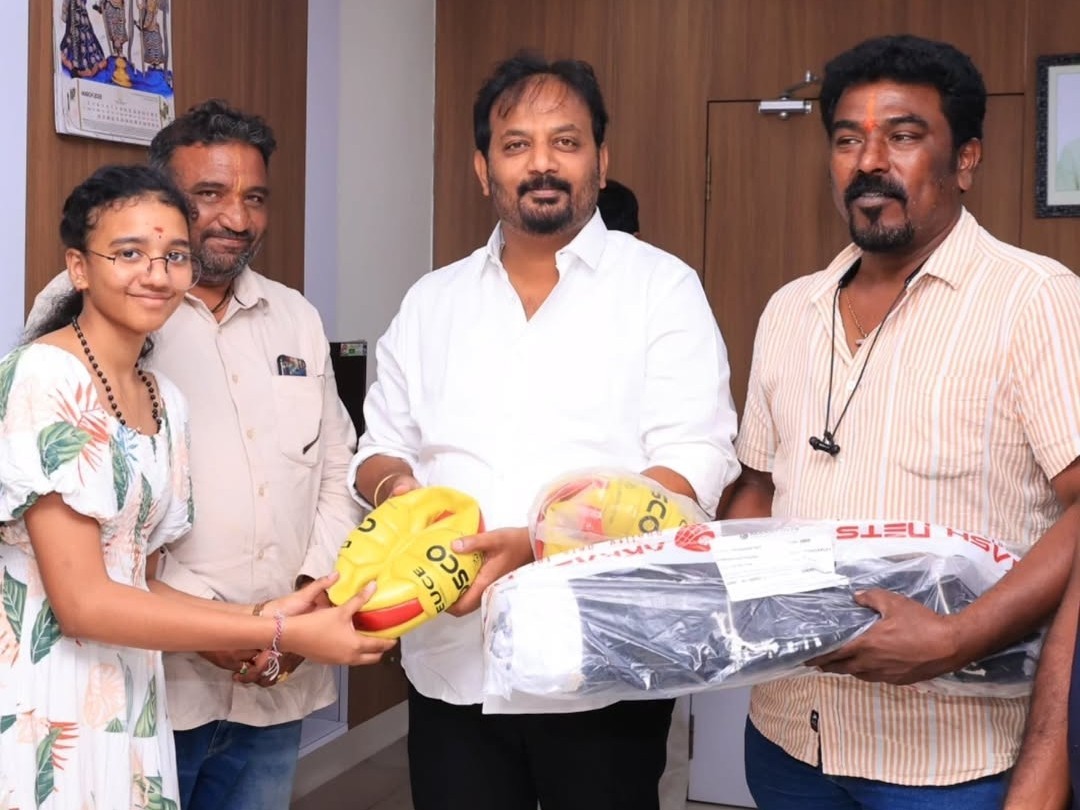 త్రోబాల్ క్రీడాకారులకు క్రీడ సామాగ్రిని అందజేత