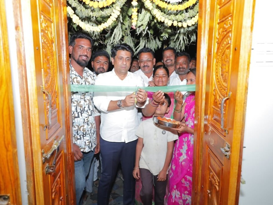 ఇందిరమ్మ ఇళ్లు ప్రారంభించిన ఎమ్మెల్యే