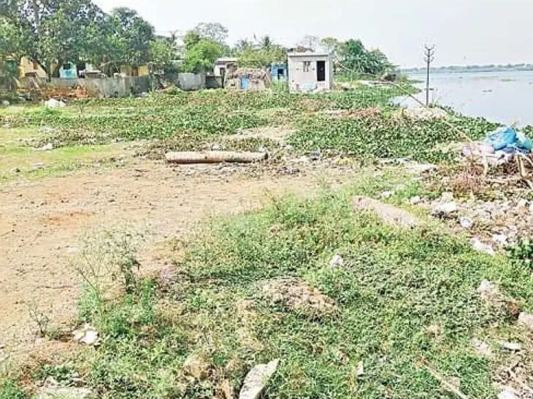 ఆక్రమణల చెరలో స్వర్ణాల చెరువు