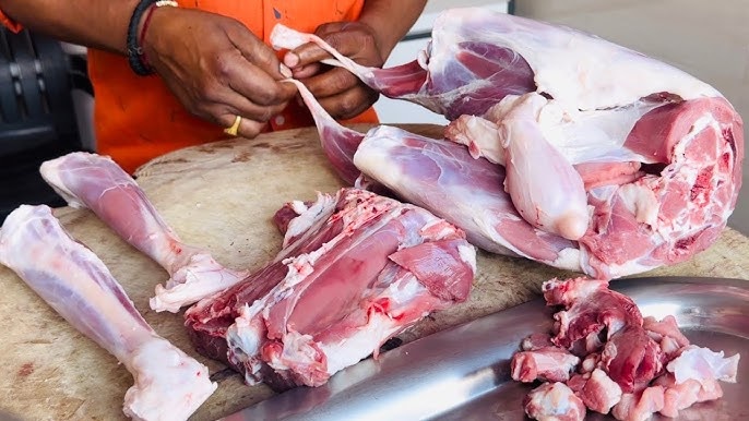 300 కిలోల కుళ్లిన మాంసం స్వాధీనం