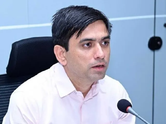 జిల్లా కలెక్టర్ సుమిత్ కుమార్‌పై సీఎం ప్రశంసలు