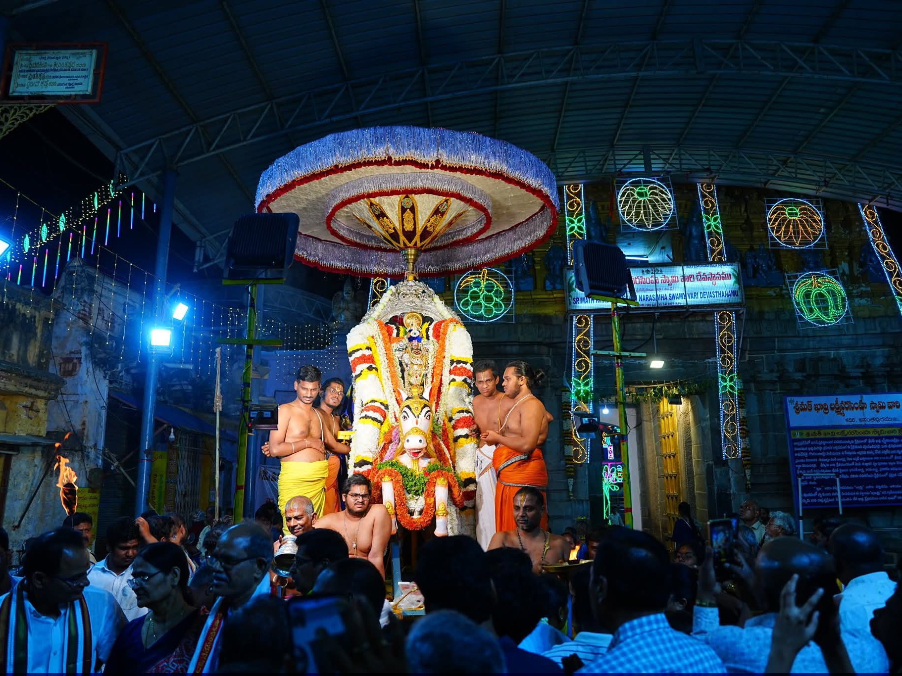 అశ్వవాహనంపై కదిరి నృసింహుడి దర్శనం