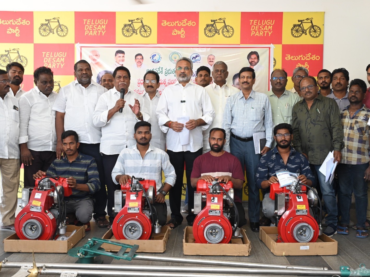 మత్స్యకారుల ఆర్థిక అభివృద్ధికి తోడ్పాటు: కొండబాబు