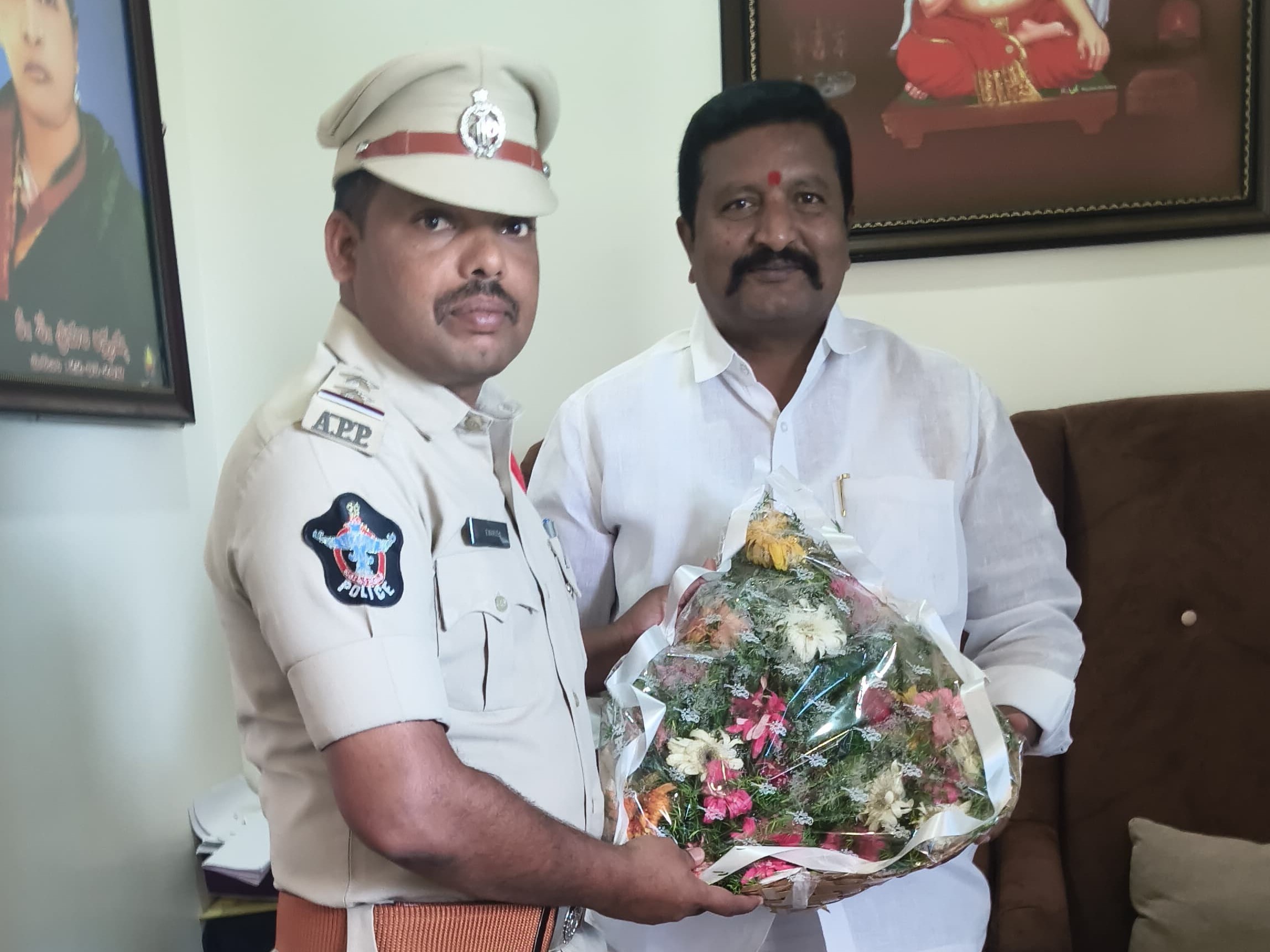 టీడీపీ ఇన్‌ఛార్జ్‌ని కలిసిన ఎస్సై