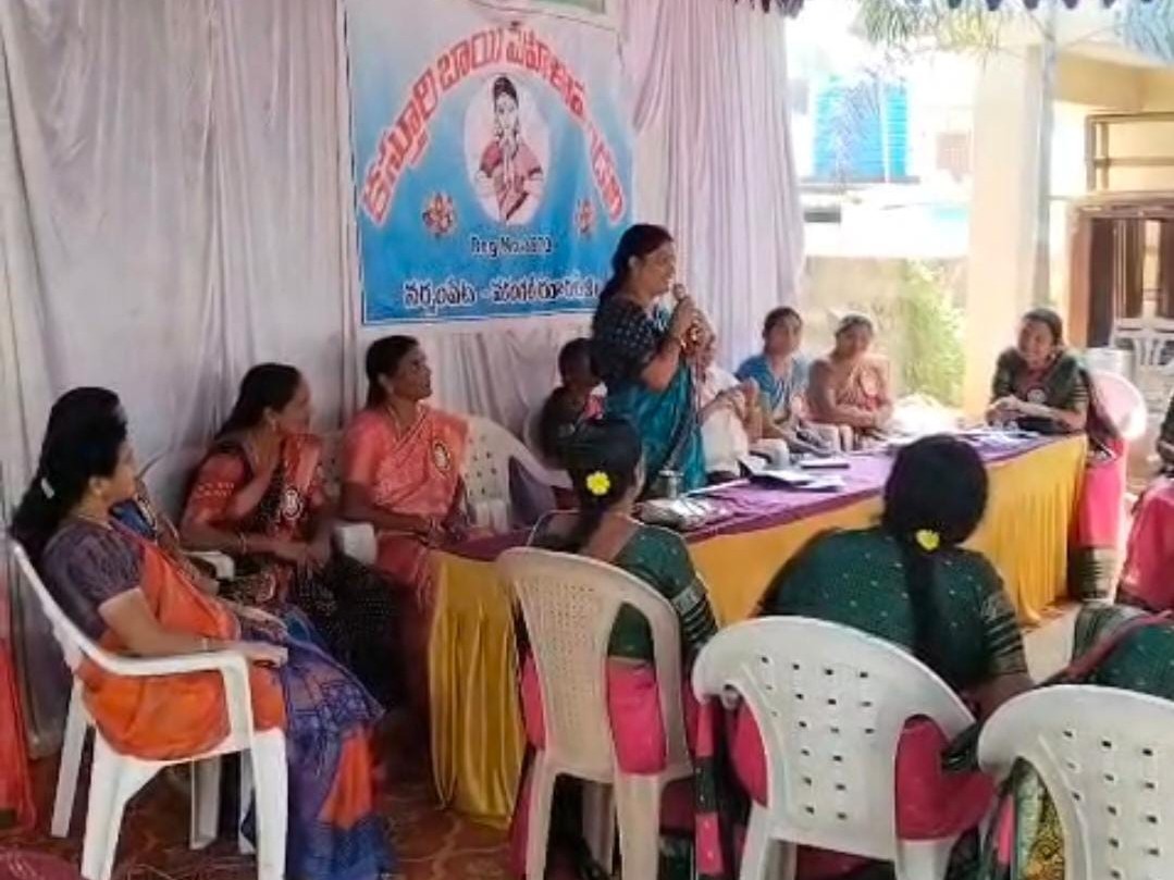 చైర్మన్ ను సన్మానించిన మహిళా మండలి సభ్యులు