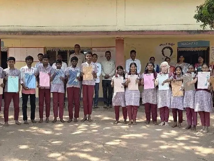 విద్యార్థులకు  ఎగ్జామ్ ప్యాడులు, పెన్నుల పంపిణీ