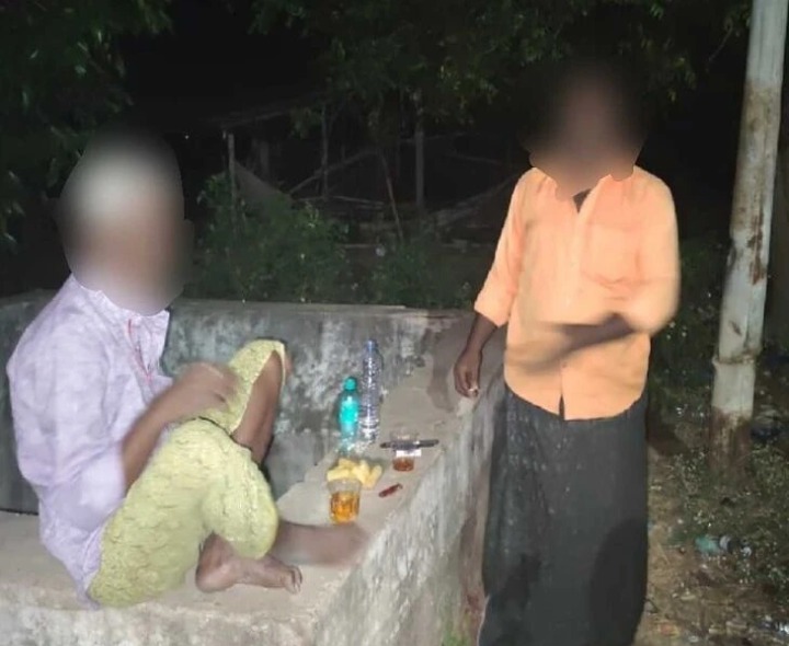 ఓపెన్ డ్రింకింగ్‌.. ఇద్దరిపై కేసులు