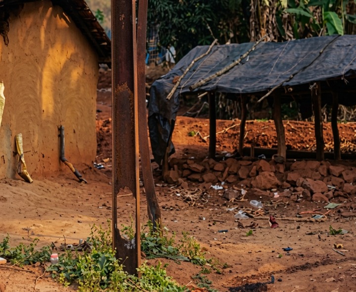 రింతాడలో కూలే స్థితిలో విద్యుత్ స్తంభం