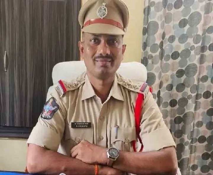 ‘అనుమతులు లేని పేలుడు పదార్థాల పోలీసులకు అప్పగించాలి’