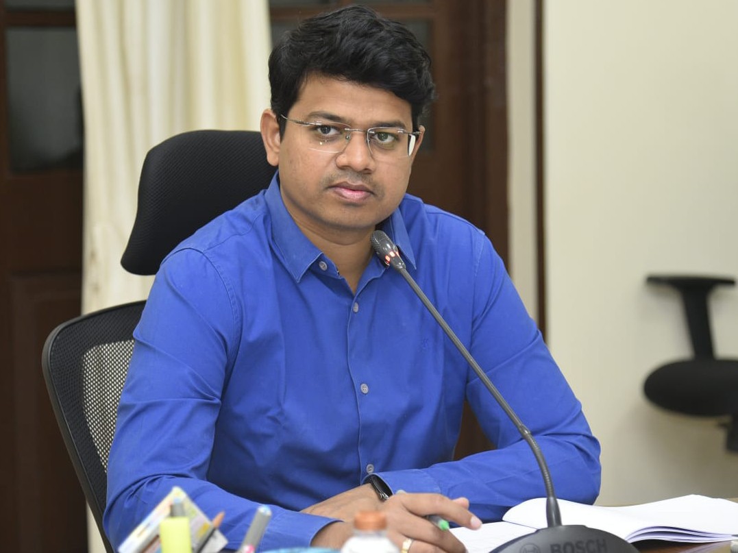 సచివాలయ సర్వేయర్‌ సస్పెండ్