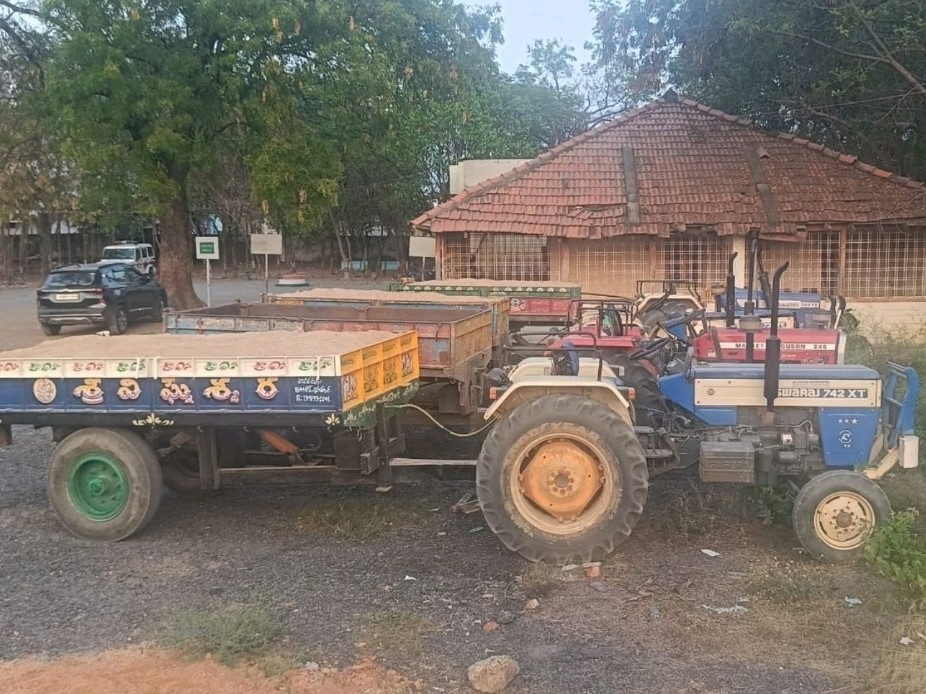 అక్రమ ఇసుక రవాణా.. ఆరు ట్రాక్టర్లు సీజ్